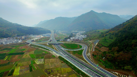 2015年新开通的安康至平利高速公路高速。陕西省交通厅/供图