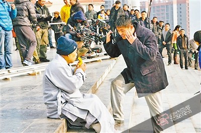 剧组工作人员在给黎远均说戏。