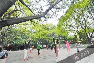 每天都有不少居民在小区里锻炼身体。