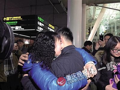 失散25年儿子 回到父母怀抱|养父母|爸爸