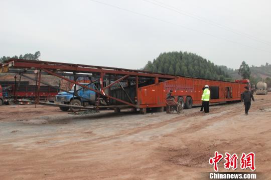 广西钦州35米长非法改装巨无霸被拆解|交警