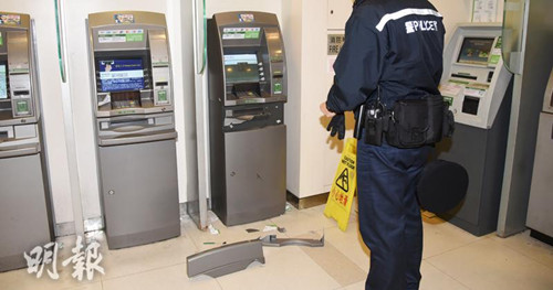 香港一柜员机被人破坏 电线外露无财物损失(图