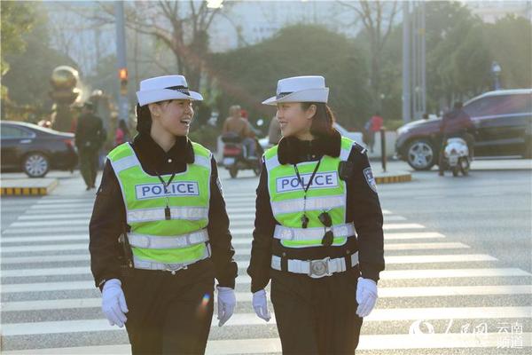 执勤结束后的民警李梅与张凯开心交谈 人民网 薛丹 摄