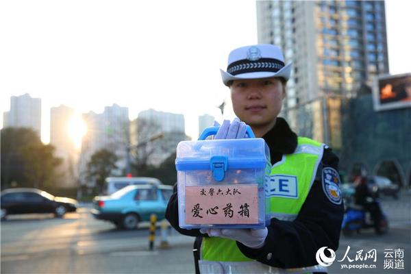 女子岗的爱心药箱内放置有纱布、酒精、创可贴及预防中暑的药，可以为市民提供简单的急救护理 人民网 薛丹 摄