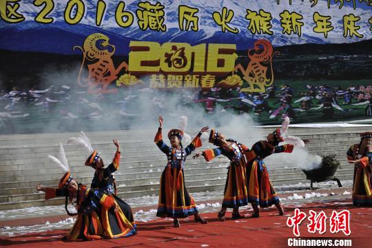 四川阿坝藏族民众载歌载舞喜迎藏历火猴新年|