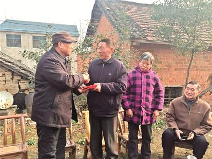 图文:花甲老汉打工还债牵动战友|退休|老人