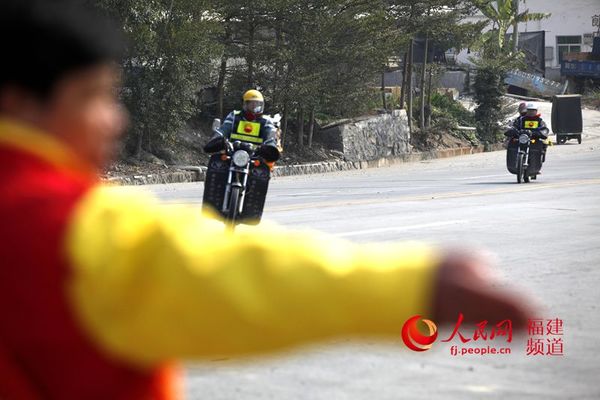 志愿者指引温馨回家路