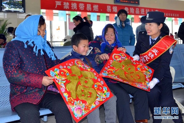 武威铁路民警为旅客送祝福。冯文鹏 摄