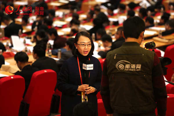 图为海南省政协会议开幕式上，海南媒体记者在现场出境，全力报道本次“两会”