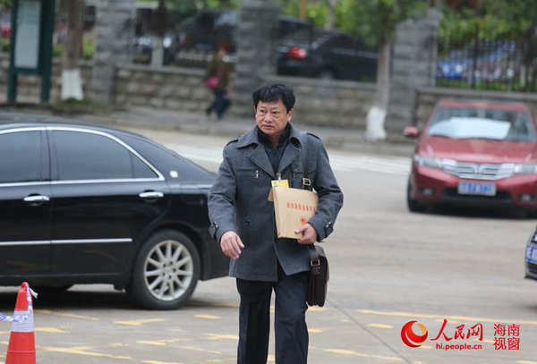 图为海南省政协会议开幕前，一位徒步前来参加会议的委员