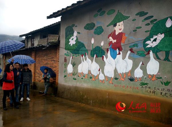 戴着荷叶放鹅的小孩憨态可掬