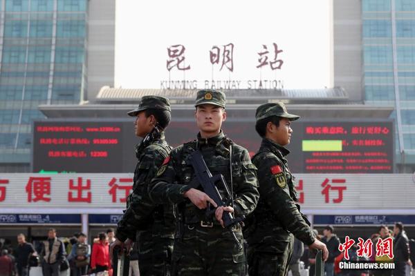 财经滚动新闻 > 正文   1月26日,武警云南总队官兵在昆明火车站进行