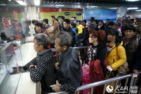 1月27日上午，海口港春运景象