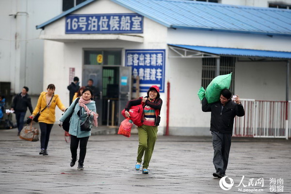 1月27日上午，海口港春运景象