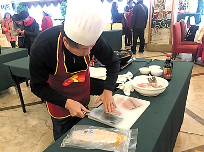 参赛选手在片鱼。