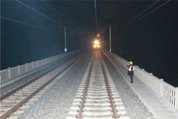 作业人员正在进行调试。王冰摄