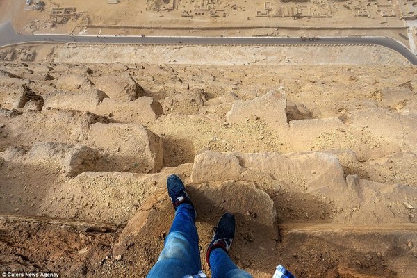 切尔斯基冒着违反当地法规的危险，爬上埃及金字塔顶部。（图片来源：《每日邮报》）