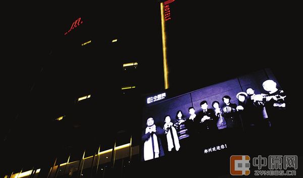 昨日晚上,郑州晚报M假日酒店四楼的大屏幕正在播放《郑州欢迎你》,在夜色中格外引人注目