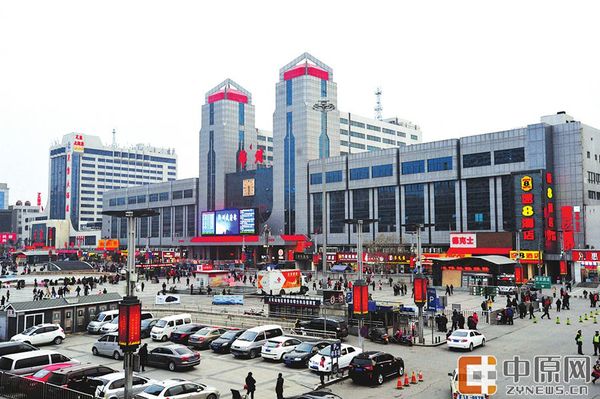 昨日下午，郑州火车站大屏幕正在播放《郑州欢迎你》