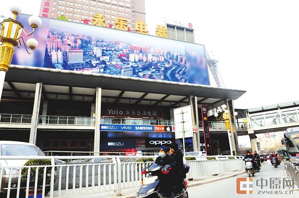 昨日下午,商城大厦南侧LED大屏广告牌播放《郑州欢迎你》