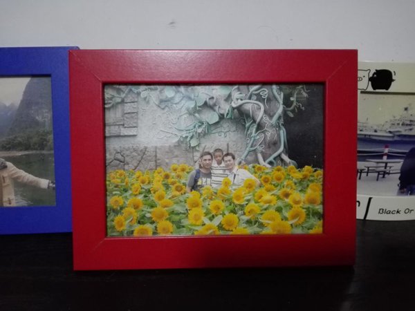 　　2005年，Tommy(右)一家三口在泰国。