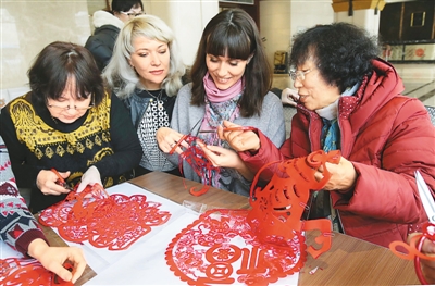 在华外国人感受“中国年”|杂技|艺术家_凤凰资讯