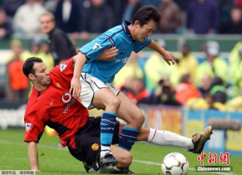 资料图：孙继海(蓝色)在英超赛场上拼抢。