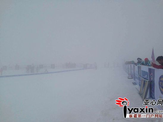图为比赛前现场浓浓的大雾