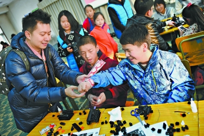 昨天下午,著名兒童節目主持人耿晨晨在北京市第二兒童福利院向孩子們_圖片素材 昨天下午,著名兒童節目主持人耿晨晨在北京市第二兒童福利院向孩子們