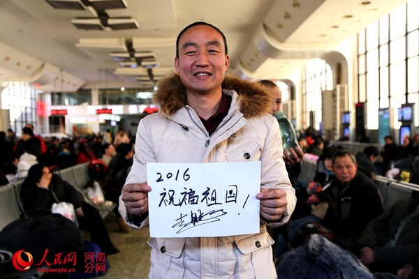 来自安阳的赵先生是一个设计师，他说没有伟大的祖国，就没有国富民强，新的一年他祝福祖国繁荣昌盛。