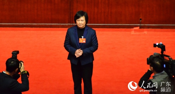 新当选的广东省十二届人大常委会副主任罗娟到台前与代表见面。