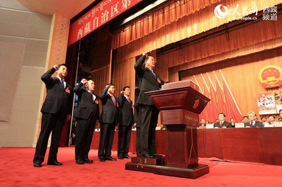 五位新当选的西藏人大常委会副主任举行宪法宣誓仪式。 记者 琼达卓嘎 摄