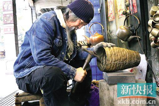 ■“苏哥”苏广伟亲自操锤打铜。