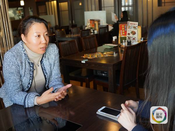 　　图为女老板穆华向记者讲述创业的艰辛。（新华社记者方艺晓摄）