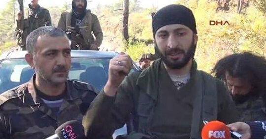 &ldquo;灰狼&rdquo;组织的领导人之一（右）切利克宣称对射杀苏24战机的飞行员一事负责。（网页截图）