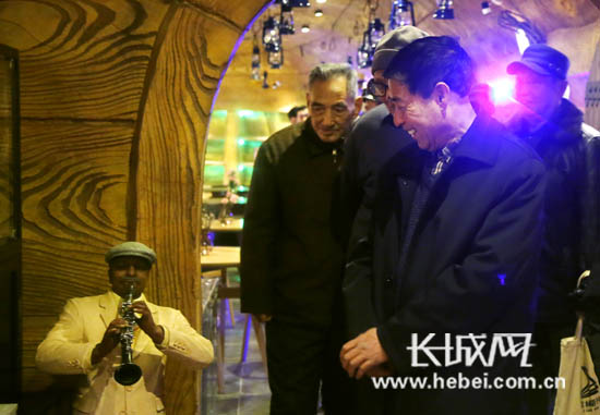 老干部对内部陈设表示赞许。 长城网 席亚楠 摄