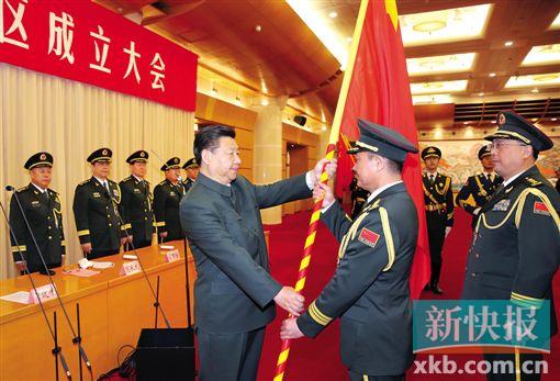 ■习近平把军旗授予东部战区司令员刘粤军、政治委员郑卫平。新华社发