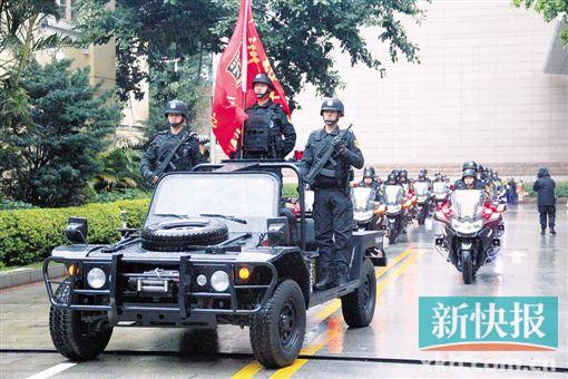 ■昨天上午,广州警方举行“羊城突击队”成立暨授旗仪式。新快报记者 曾泓/摄