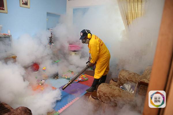 　　1月29日，在秘鲁利马省，一名工作人员用化学药剂驱蚊。新华社发 （维达尔·塔尔基摄）