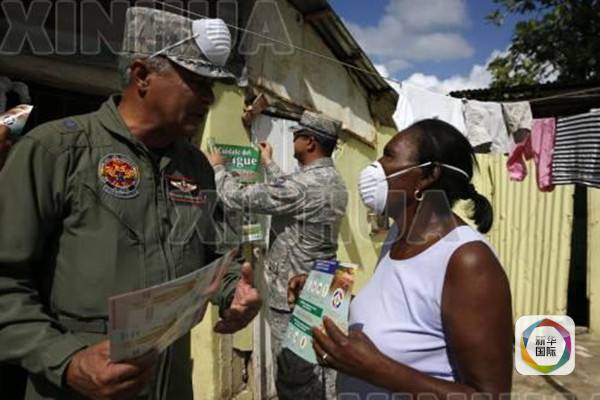 　　1月30日，在多米尼加格拉，多米尼加军人正在给居民讲授防蚊措施。（新华/欧新）
