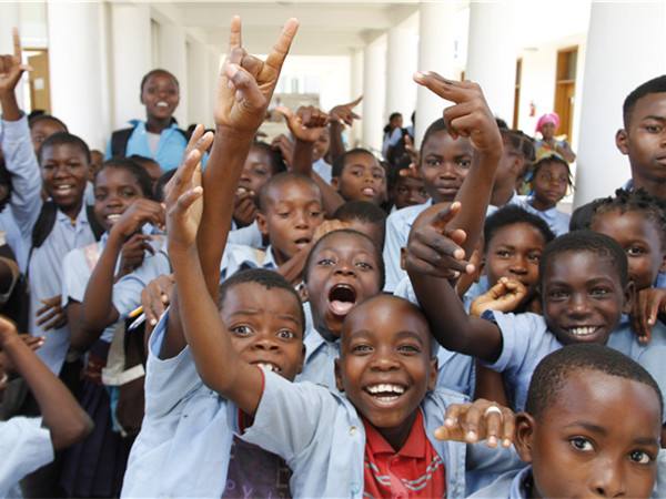 　　2015年11月13日，在莫桑比克彭巴市，中莫友谊小学的学生们面对镜头欢呼。