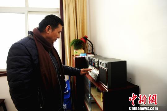 陈满摆弄自己年轻时的旧物——收录机。 安源 摄