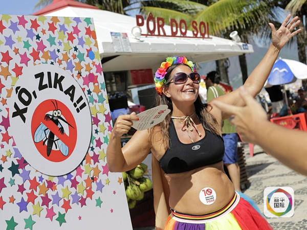 　　里约热内卢，一名孕妇在反寨卡宣传活动上载歌载舞。(新华/美联）