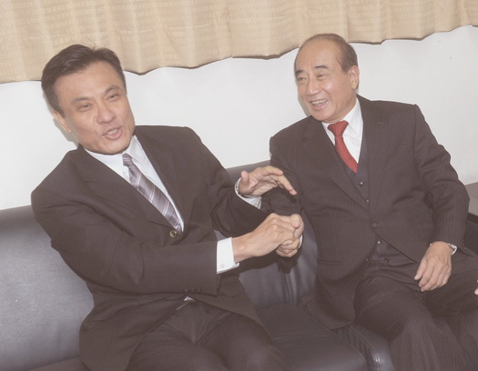 新任台“立法院长”苏嘉全(左)2日到“立法院”镇江会馆,向前“立法院长”王金平(右)请益图片来源:台湾“中央社”