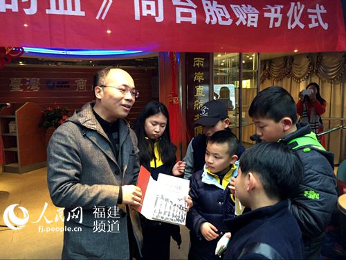 钟兆云向小朋友解说历史。 林长生 摄