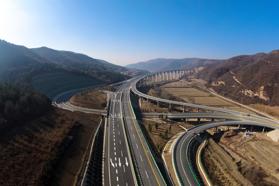 铜川至旬邑高速公路建成通车 桥隧比例约40%