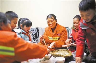 公式孩子们与环卫工一起包饺子。本报记者 甘侠义 摄