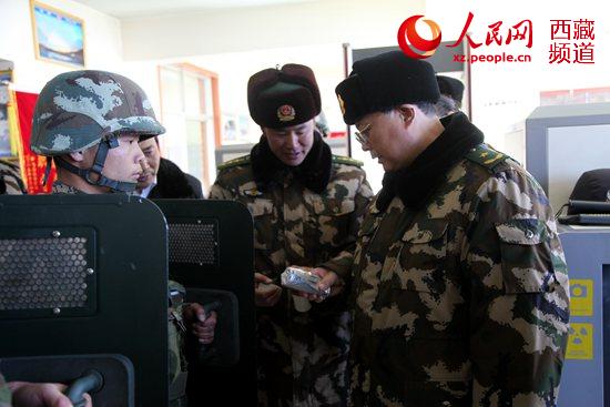 武警西藏总队司令员宋宝善检查日土县多玛执勤点官兵携带装备情况。摄影 吕志峰