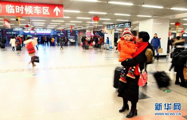 春运大军中的孩子们 新华网影巢摄影师 勾思 摄
