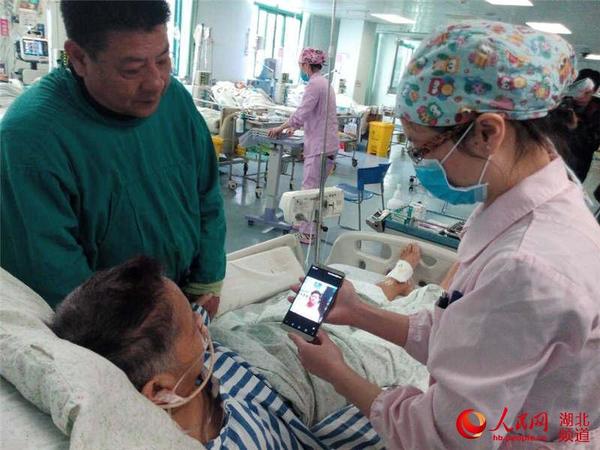 邓淑萍医生向患者董春花展示寻亲的微信